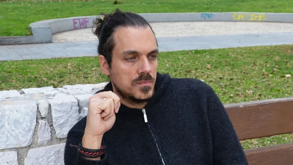 Νίκο Μάντη, πώς μετατρέπεις την ελληνική κρίση και την άνοδο του Σύριζα στην εξουσία σε ένα τεχνολογικό θρίλερ;