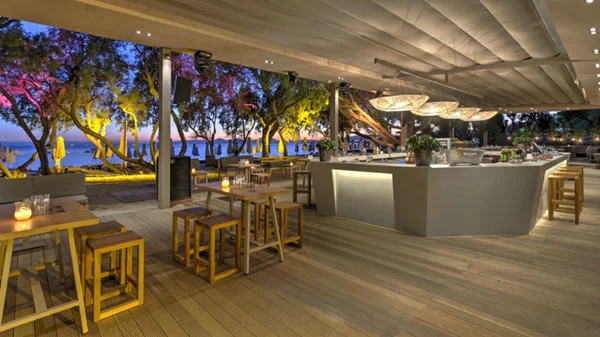 Το «The Clumsies Tiki Pop Up Bar» σας πάει παραλία