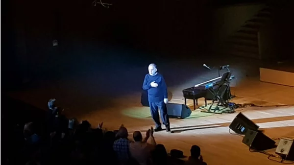 Ζήσαμε συγκίνηση και μέθεξη στη συναυλία του Θάνου Μικρούτσικου