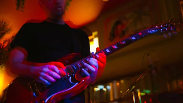 Το «Παιδί Τραύμα» και η μπάντα του ζωντανά στο Six D.o.g.s