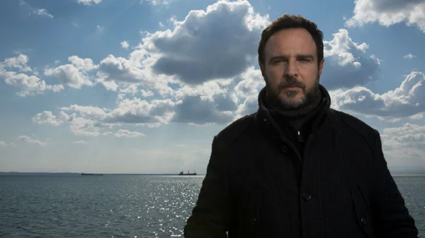 Ο Κίμων Τσακίρης και το γλυκόπικρο παρασκήνιο του «Sugartown: Για Μια Χούφτα Ψήφους»