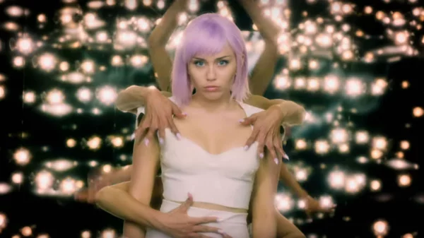 Η καρδιά μας χτυπάει σε ρυθμούς Black Mirror μετά το νέο τρέιλερ της πέμπτης σεζόν