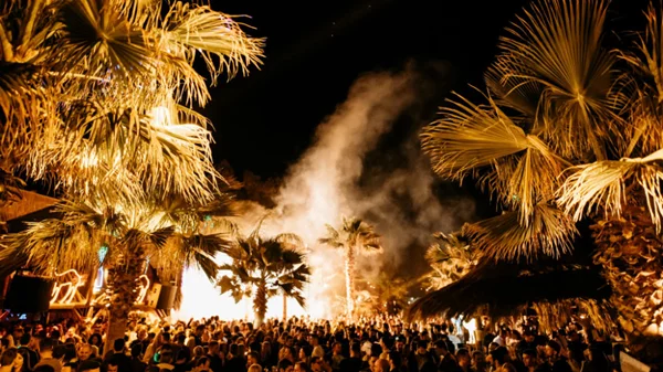 Είστε έτοιμοι για το απόλυτο Rave Beach Party της χρονιάς;