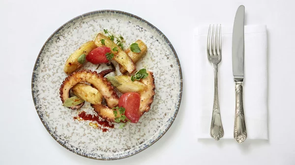 Το «Tudor Hall» σερβίρει Δωδεκάνησα