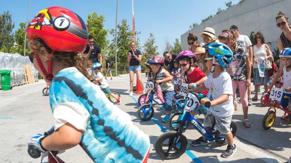 Οι οικογένειες συναγωνίζονται στο Δίαθλο, στην Εσπλανάδα του Νιάρχου