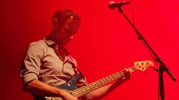 Ο θρυλικός μπασίστας των James μας μίλησε για την πολιτική έκφραση και την αισιοδοξία σε δύσκολους καιρούς