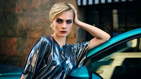 Η Cara Delevingne κατακτά τον κόσμο με την πολυπρισματική προσωπικότητά της