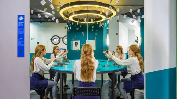 «Δες το... αλλιώς»: Το Μουσείο των Ψευδαισθήσεων μεταμορφώθηκε σε ένα μπισκοτο-παράδεισο