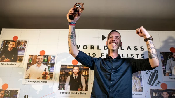 Ο Νίκος Σουρμπάτης είναι ο bartender της χρονιάς