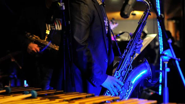 Τα στέκια της jazz ανοίγουν τις πόρτες τους 