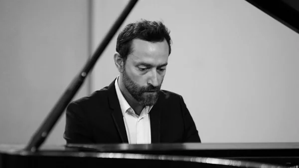 Εξερευνώντας το ρομαντικό πιάνο: Υψηλής θερμοκρασίας ρεσιτάλ Θωμόπουλου και Καρποδίνη