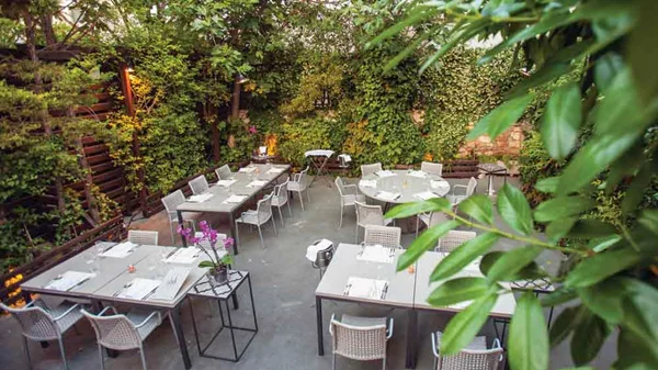 Το «Chefi» έχει τον πιο μαγικό κήπο της Αθήνας