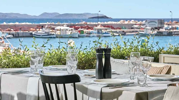 Value for money ψαροφαγία δίπλα στο κύμα στο «Καστελόριζο Βάρκιζας» 