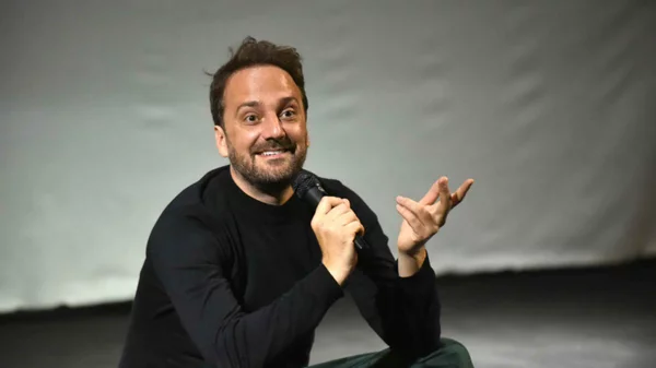 Ο Λουί-Ζιλιέν Πετί ρίχνει φως στις «Αόρατες»