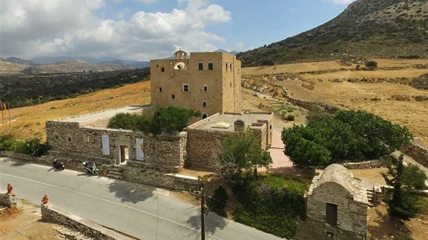 Η τέχνη του «Εφήμερου» κατοικεί τον εντυπωσιακό Πύργο Μπαζαίου στη Νάξο