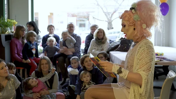 Οι ντραγκ κουίν αφηγούνται ιστορίες στα παιδιά