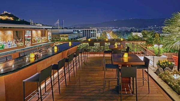 Στο «BAR 8» τα κοκτέιλ είναι εις ύψος και με μαγευτική θέα 