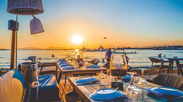 «Balux Cafe»: Το καλοκαιρινό cosy meeting point