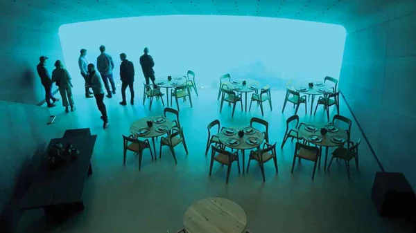 Δείπνο στο πρώτο υποβρύχιο εστιατόριο της Ευρώπης