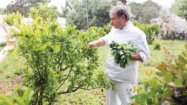 Ο Γιάννης Μπαξεβάνης μας ξεναγεί στη δική του Κρήτη και μας μαγειρεύει  