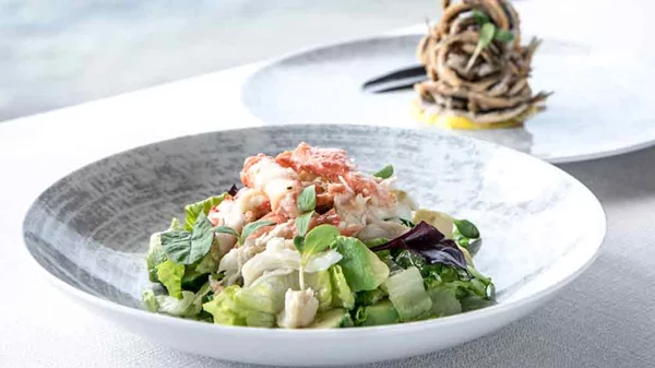 «Mythos by Divani» πάνω στη θάλασσα