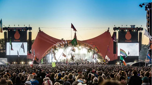 Αποστολή στο Roskilde Festival: Η νύχτα που η Cardi B "υποκλίθηκε" στη Rosalia