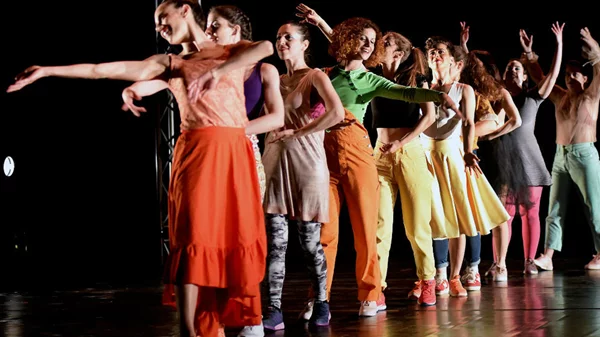 Ο χορός γιορτάζει στην Πειραιώς 260