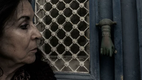 «Ξένες πόρτες»: Οδοιπορικό στη Σύρο του 20ου αιώνα με τη Νένα Μεντή