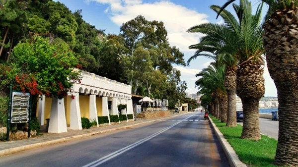 Το Λουτράκι είναι ο πιο κοντινός και καλοκαιρινός city & beach break προορισμός