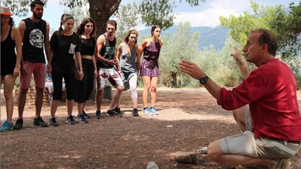 Θεατρίνοι-ιστιοπλόοι στο λιμάνι της Παλαιάς Επιδαύρου