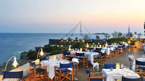 «Ouzeri Aegeon»: Η αττική ριβιέρα γιορτάζει την παράδοση με φαντασία  