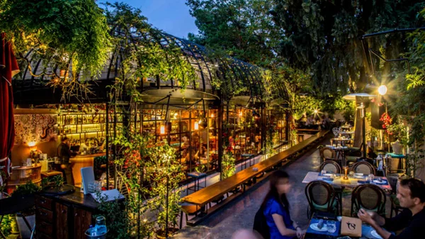 Feelgood lounging στον κήπο του «Artisanal»