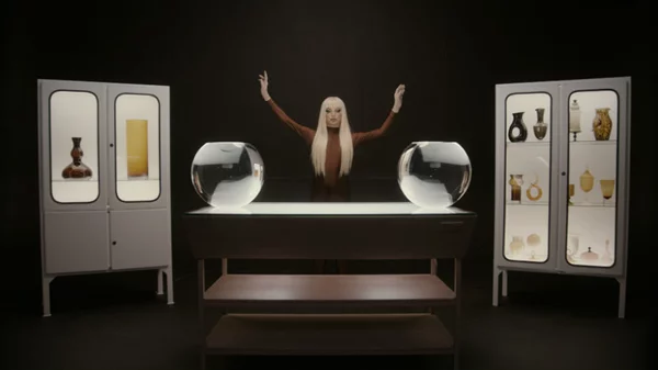 Νικόλα Βαμβουκλή, πώς είναι να ξυπνάς με ένα μαρμάρινο κεφάλι στα χέρια;