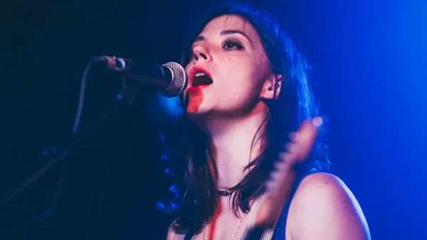 Η Sharon Van Etten δεν έχει ιδέα γιατί ο Ντέιβιντ Λιντς την ήθελε στο «Twin Peaks»