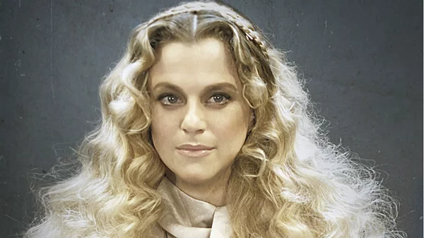 Ποια είναι η νεαρή που κλέβει την καρδιά του Σόλνες;