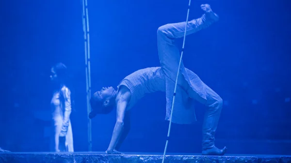 Η ομάδα του Άκραμ Καν χορεύει στην Καλαμάτα