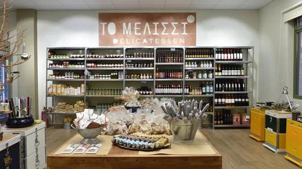 Ένα «Μελίσσι Delicatessen» μας υποδέχεται στη Νάουσα της Πάρου 