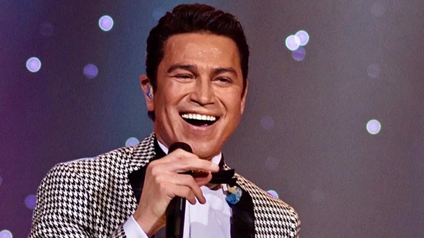 Ο Μάριος Φραγκούλης σουινγκάρει στο Ηρώδειο