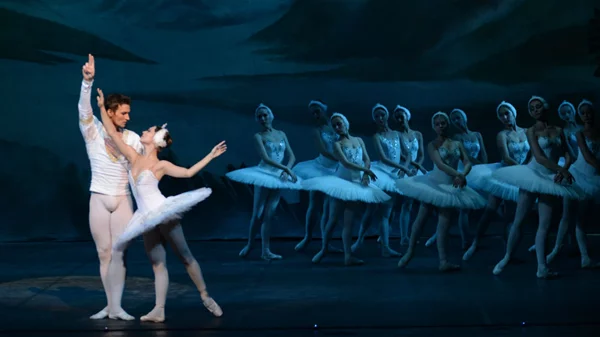 Ο νέος διαγωνισμός του THE PASS by Schweppes βουτάει στη «Λίμνη των Κύκνων»