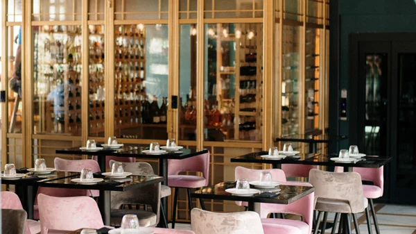 Μια «Χελώνα» περπατά στο Θησείο