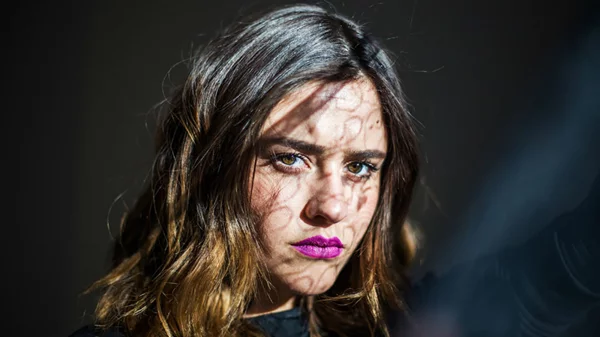 Η Dillon είναι μια σύγχρονη τραγουδοποιός με μεγάλο γκελ