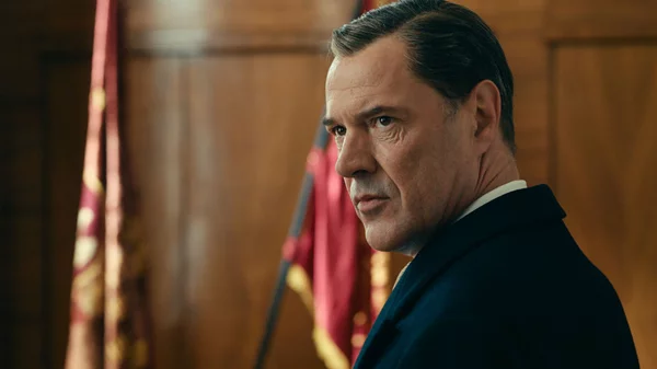 Ο Σεμπάστιαν Κοχ εξηγεί γιατί δεν πρέπει να «Χαμηλώνεις το Βλέμμα»