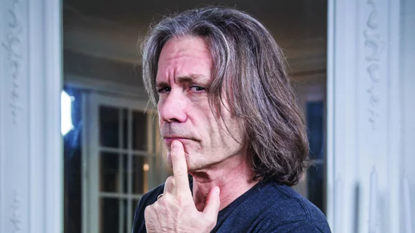 Ο Bruce Dickinson αυτοβιογραφείται επί σκηνής