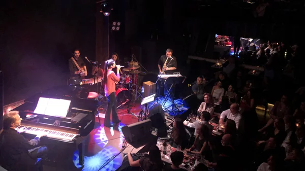 Ο Κορκολής τα κάνει «Σκόνη και θρύψαλα»!