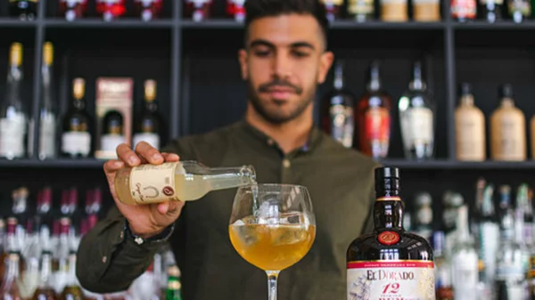 Το εορταστικό ελληνικό cocktail που θα ταξιδέψει σε όλον τον κόσμο