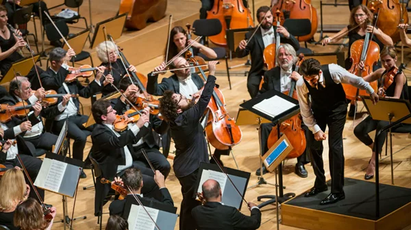 Παρόν και ελπιδοφόρο μέλλον για την ελληνική έντεχνη μουσική: εντυπωσιακές επιδόσεις Καντέσα και Ταρτανή με την ΚΟΑ