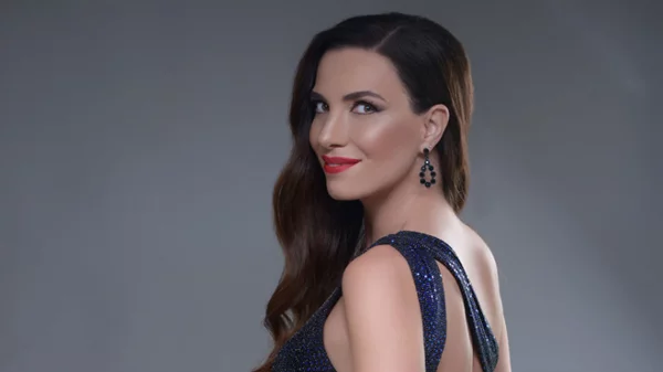 Η Φωτεινή Δάρρα μας παρασέρνει σε «Νύχτες στο Φώς»