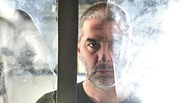 Βασίλης Μπισμπίκης: «Μεγάλωσα μέσα στο λούμπεν. Λατρεύω τους ανθρώπους που σπάνε τους φραγμούς»