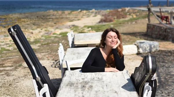 Η Klaudia Delmer επιστρέφει από την Μεσσηνιακή της σιέστα!