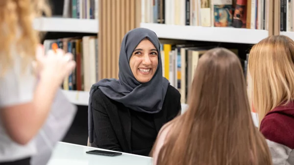 The Human Library: Διαβάσαμε έναν γκέι πρόσφυγα και μια τρανς στη βιβλιοθήκη που πολεμά τις προκαταλήψεις